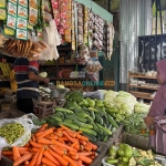 Salah satu penjual sembako di Pasar Baru Tuban. Foto: Bangsaonline.