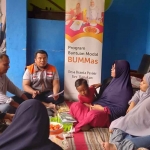 Para anggota Koperasi Brantanesia Sejahtera Bersama saat menerima bantuan dari Rumah Zakat.