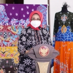 Ketua Dekranasda Kota Pasuruan Fatma Saifullah Yusuf saat membuka pelatihan membatik di Gedung Kesenian Dharmoyudo.