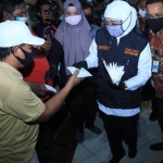 Gubernur Jatim Khofifah Indar Parawansa saat membagikan masker di Pasar Kapasan dandi Kapas Krampung Plaza Surabaya, Senin (29/6/2020). foto: ist/ bangsaonline.com