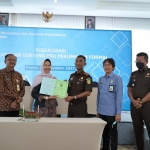 Penyerahan sertifikat hibah Disdukcapil oleh Wali Kota Batu ,Dewanti Rumpoko kepada Kepala Kejaksaan Negeri  (Kajari) Kota Batu, Agus Rujito.