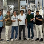 Gus Lilur bersama rekan dan kolega bisnis saat berkunjung ke lumbung beras di Distrik Sa Dec, Vietnam. Foto: Ist