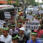 Massa Ikaba ngeluruk PN Sampang menuntut terdakwa dihukum mati.