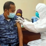 Pranoto, Anggota DPRD Trenggalek saat disuntik vaksin Covid-19. (foto: HERMAN/ BANGSAONLINE)