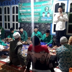 KOMPAK: Cabup Gus Muhdlor saat menghadiri konsolidasi tim pemenangan Gus Muhdlor-Subandi wilayah Krian, Kamis (8/10) malam. foto: istimewa