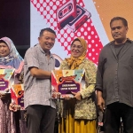 Adam Rusydi saat menyerahkan apresiasi untuk seniman di Sidoarjo. Foto: Ist