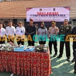 Kalapas Kediri, Solichin dan perwakilan instansi terkait saat akan memusnahkan barang bukti. Foto: MUJI HARJITA/BANGSAONLINE