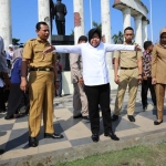 Wali Kota Risma bersama jajarannya mengunjungi kawasan Tugu Pahlawan, Senin (15/7).