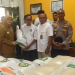 Wali Kota Kediri bersama Pimpinan Perum Bulog Cabang Kediri saat menyerahkan bantuan secara simbolis. Foto: Ist 