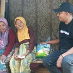 Bupati Sumenep Achmad Fauzi Wongsojudo saat berbincang dengan Nenek Hotipah dan Putriya.