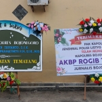 Karangan bunga dari para wartawan Bojonegoro sebagai bentuk bahagia atas dimutasinya AKBP Rogib Triyanto dari jabatan Kapolres Bojonegoro.