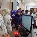 Wali Kota Kediri didampingi Kepala Stasiun Kediri Kota Sifion Aris Wibowo saat mengecek kesiapan petugas