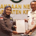 Kajari Kediri Ismaya Hera Wardanie saat menyerahkan MoU kepada Plt. Kadisperkim Kediri Irwan Candra Wahyu Purnama. (Ist)