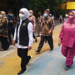 Gubernur Jawa Timur, Khofifah Indar Parawansa saat meninjau pelaksanaan vaksinasi di SMAN 6 Surabaya.