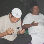 Cabup Yuhronur Efendi saat mengamini doa  K.H. Achmad Muwafiq. (foto: ist)