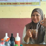 Cindy Sumini atau Bucin, pemilik kedai Bakso Bucin Wiyungan di Surabaya. Foto: Ist