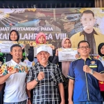 Ketua Percasi Tuban, Camat Bangilan, serta Kabid Pemuda dan Olahraga Disbudporapar Tuban bersama para atlet putri peraih medali Porkab 2024.