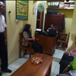 Korban Staf Kesejahteraan Masyarakat (Kesra) di Kantor Kecamatan setempat saat melapor di Mapolsek Bangilan.