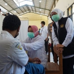 Gubernur Jatim Khofifah didampingi Wali Kota Mojokerto Ika Puspitasari saat memantau vaksinasi di SMKN 1 Kota Mojokerto.