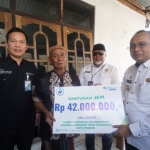 Pj Wali Kota Madiun Menyerahkan santunan JKM kepada Ahli waris (dok. Ist)