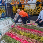 Khofifah Indar Parawansa (tengah) bersama Emil Dardak (kanan) saat berada di Makam Gus Dur.