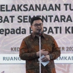 Hanindhito Himawan Pramana saat memberi sambutan usai acara serah terima. Foto: Ist.