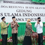 Gubernur Khofifah bersama Ketua MUI Jatim, Moh Hasan Mutawakkil Alallah, saat melaunching rencana pembangunan gedung di kawasan Masjid Al-Akbar Surabaya.