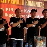 Komisioner KPU Gresik Divisi Hukum dan Pengawasan, Andri Agus Susilo (kanan), saat menjadi pembicara dalam sosialisasi Pilkada 2024 di Sekretariat KWG. Foto: Ist.