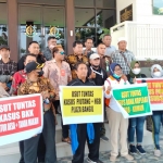 Puluhan aktivis LSM saat mendatangi Kantor Kejari Kabupaten Pasuruan tepat saat peringatan hari antikorupsi sedunia.