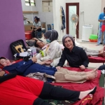 Indah Kurnia didampingi Suyarno saat menyapa peserta donor darah. Foto: Ist