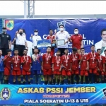 Para pemain Pordes Kalisat FC foto bersama di atas podium usai penyerahan Piala Soeratin.