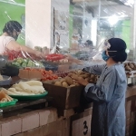 Para pedagang di pasar tradisional yang sudah ada pembatas plastiknya. foto: ist.?