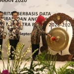 Gubernur Khofifah Indar Parawansa memukul gong pada acara Konsolidasi Perencanaan dan Penganggaran II Program Kependudukan, Keluarga Berencana, dan Pembangunan Keluarga Tahun Anggaran 2020 di Hotel Grand Mercure, Surabaya, Senin (16/9). foto: istimewa/ bangsaonline.com