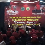 Bupati Pamekasan, Baddrut Tamam, saat melantik pengurus DPK PPNI.