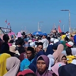 Masyarakat saat menyaksikan petik laut di Desa Pagagan, Kecamatan Pademawu,  Pamekasan.