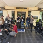 Polsek Mulyorejo saat melakukan layanan pembagikan dan pemasangan alarm antimaling gratis