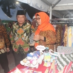 ?LIHAT: Bupati Sidoarjo Saiful Ilah melihat stan pameran UMKM, di alun-alun Sidoarjo, Rabu (14/2) petang. Foto: kominfo