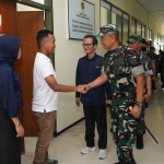 Danrem 084/BJ, Brigjen TNI Terry Tresna Purnama, saat berkunjung ke Universitas Merdeka Surabaya.