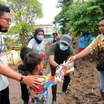 Jurnalis Probolinggo peduli bencana banjir. (foto: ist)