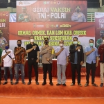 Kapolres AKBP Arief Fitrianto bersama perwakilan ormas, LSM, dan ormek. (foto: SYUHUD/ BANGSAONLINE)