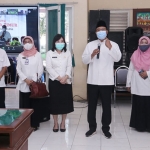 Wali Kota Pasuruan Saifullah Yusuf (Gus Ipul) didampingi Kepala Dinas Kesehatan Kabupaten Pasuruan meninjau kegiatan vaksinasi di SMA Negeri 2 Pasuruan, Rabu (4/8/2021).