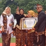 Wali Kota Mojokerto, Ning ita saat menyerahkan penghargaan ke perwakilan Dinsos P3A