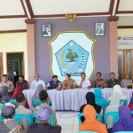 Bupati Lamongan, Yuhronur Efendi saat menghadiri penyerahan bantuan secara simbolis