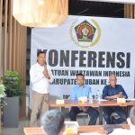 Suwandi saat memberi sambutan usai ditetapkan sebagai Ketua PWI Tuban periode 2025-2028