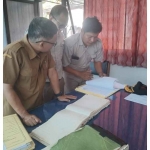 Petugas dari Kantah Kabupaten Pasuruan saat melakukan pemberkasan pendaftaran tanah wakaf dan rumah ibadah di Kelurahan Ledug.