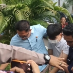 Ivan Sugianto saat digiring masuk ke Mapolrestabes Surabaya