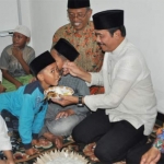 Wabup Qosim saat menyuapi anak yatim piatu. 