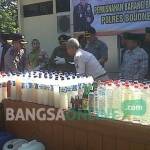 Ribuan liter minuman keras dimusnahkan Polres Bojonegoro. foto: eki nurhadi/ BANGSAONLINE