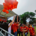 Launching skuat Persibo ditandai dengan pelepasan balon.