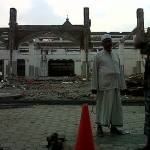 satu jamaah di depan masjid jami yang sedang direnovasi.foto:eky nurhadi/bangsaonline